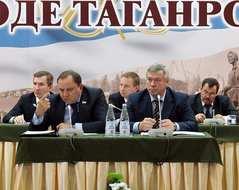 Таганрог берут на буксир 