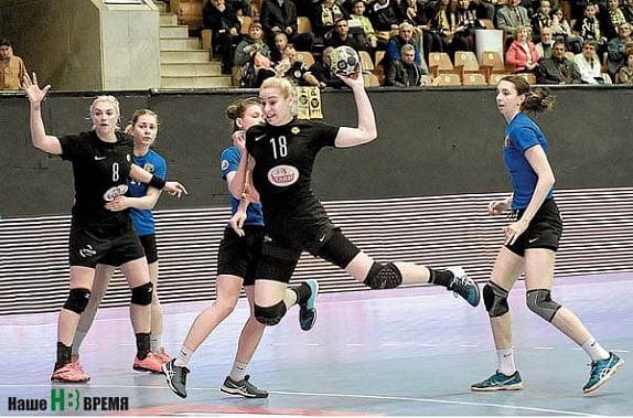 Ворота «Ставрополья» атакует Валерия МАСЛОВА (№ 18).