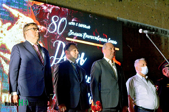 Донские жители сложили «огненные картины войны» из тысяч свечей