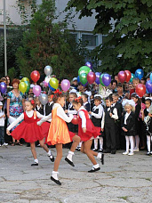 Потянулась детвора в школу с самого утра_16027