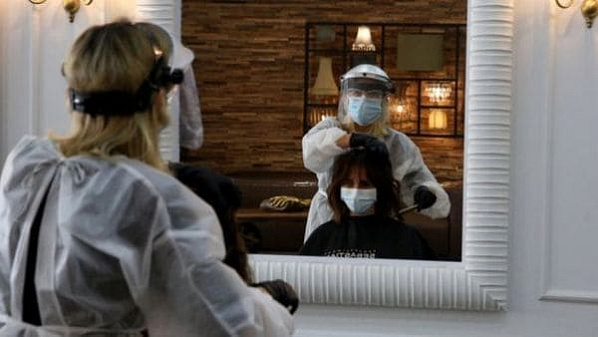 В Португалии открыли парикмахерские: работать можно только в маске и защитных очках