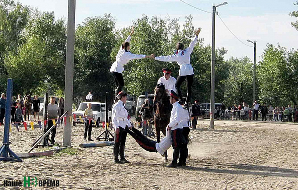 Показательные выступления наездников конного центра.