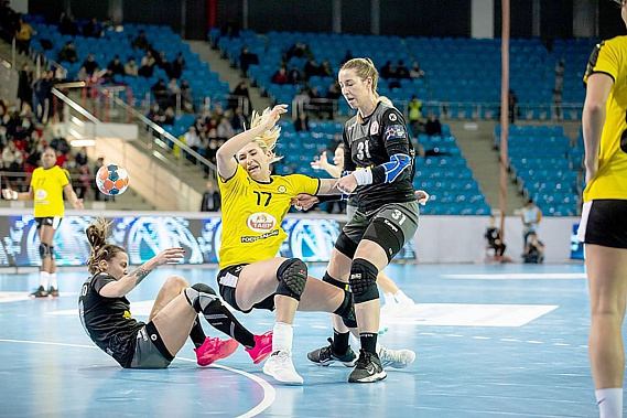 Первый тайм встречи «Ростов-Дона» и «Астраханочки» изобиловал борьбой на грани правил и множеством столкновений. Ростовчанке Владлене БОБРОВНИКОВОЙ (№ 17) не дают прорваться к воротам волжанок.