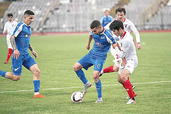 В этом сезоне «Чайка» (синие) взлетела выше головы. Фото с сайта фк «Чайка»