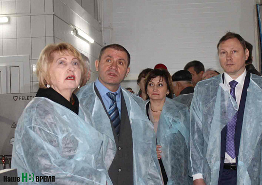 Предприниматель Зинаида КАРПЕНКО показала гостям – министру сельского хозяйства Константину РАЧАЛОВСКОМУ, заместителю министра Ольге ГОРБАНЕВОЙ и депутату Законодательного собрания Ростовской области Владимиру РЕВЕНКО – новое предприятие (слева направо). Предприниматель Зинаида КАРПЕНКО показала гостям – министру сельского хозяйства Константину РАЧАЛОВСКОМУ, заместителю министра Ольге ГОРБАНЕВОЙ и депутату Законодательного собрания Ростовской области Владимиру РЕВЕНКО – новое предприятие (слева направо).