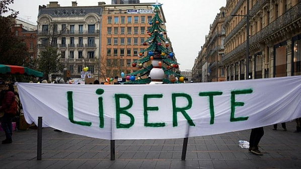 Во Франции участились митинги против карантинных ограничений и слежки за гражданами