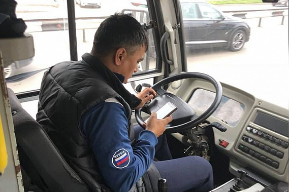 Автобус влетел в дерево: водитель отвлекся на телефон