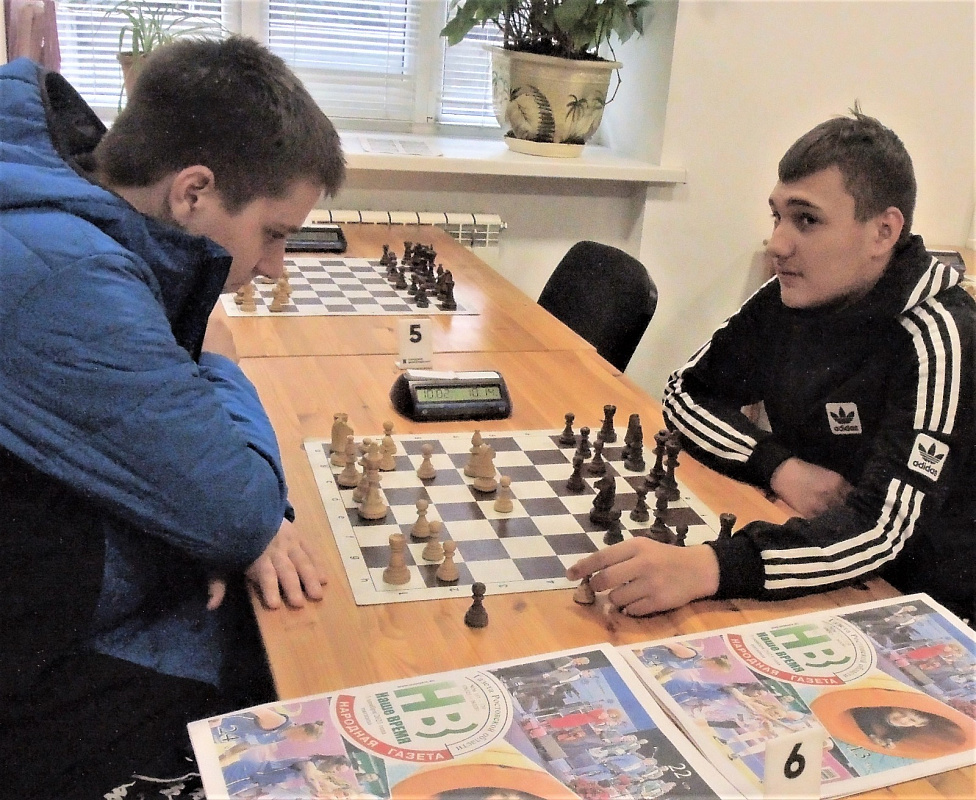 На фото: новые читатели «Нашего времени», шахматисты из ДНР Ярослав Холод и Александр Будкин