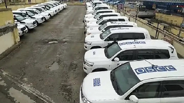 Брошенные в Ростове хозяевами броневики ОБСЕ поместили на стоянку возле Главного железнодорожного вокзала. Источник фото: социальные сети.