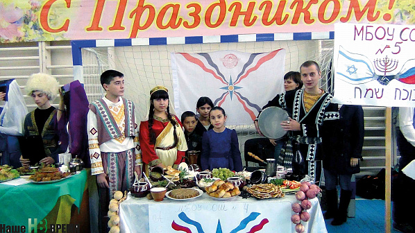 На выставочных модулях.