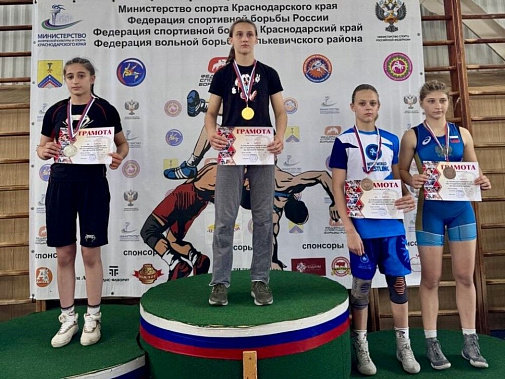 Донские спортсменки завоевали награды крупного турнира по вольной борьбе