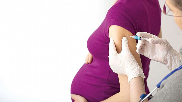 От COVID-19 прививают и беременных, и онкопациентов
