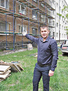 Прораб Андрей НИКОЛАЕВ рассказал, чем после ремонта пятиэтажка на ул. Араканцева будет выгодно отличаться от других.