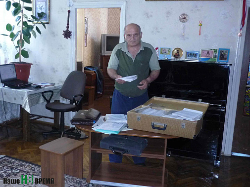 Виктор Сергеевич собрал целый чемодан бумаг из различных инстанций, где его квартира признается то жилым фондом, то нежилым... Виктор Сергеевич собрал целый чемодан бумаг из различных инстанций, где его квартира признается то жилым фондом, то нежилым...