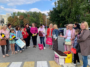 К осени готовы: проживающим в Ростове женщинам из Донбасса устроили бесплатный обувной шопинг
