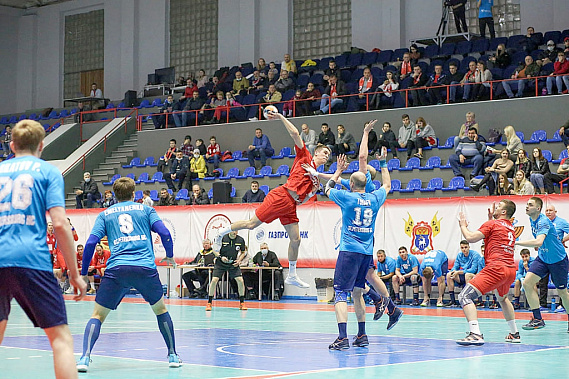 Атакует Леонид МИХАЙЛЮТЕНКО, ставший лучшим бомбардиром хозяев – он забросил 7 мячей. Фото с сайта «Донские казаки – ЮФУ»