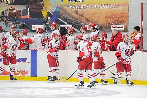 «Ростов» побеждает, и хоккеисты у бортика принимают поздравление. Фото с сайта ХК «Ростов»