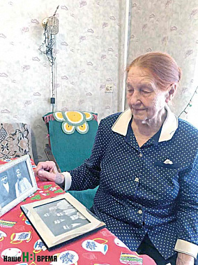 Варвара Андреевна часто перебирает старые фотографии. На них – и отец незадолго до войны, и вся семья. Варя на фото – крайняя справа. Для неё очень важно знать, что её папа не сгинул без вести, что есть на земле место, где можно поклониться его памяти. Варвара Андреевна часто перебирает старые фотографии. На них – и отец незадолго до войны, и вся семья. Варя на фото – крайняя справа. Для неё очень важно знать, что её папа не сгинул без вести, что есть на земле место, где можно поклониться его памяти.