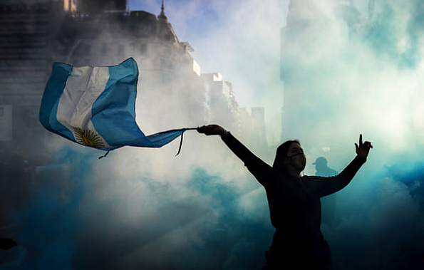 В Буэнос-Айресе прошли антикарантинные митинги