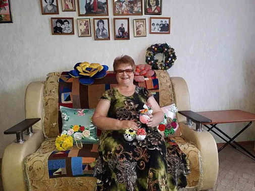 – Очень хорошо, когда несколько поколений семьи собираются за одним столом. Поэтому желаю вам всем в новом году больше приятных поводов для домашних посиделок! – говорит Любовь Ивановна ДОЛГОПОЛОВА.