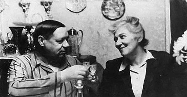 Фаина РАНЕВСКАЯ в гостях у маршала ТОЛБУХИНА. Вероятно, один из тех счастливых снимков, о которых писал ее внук.