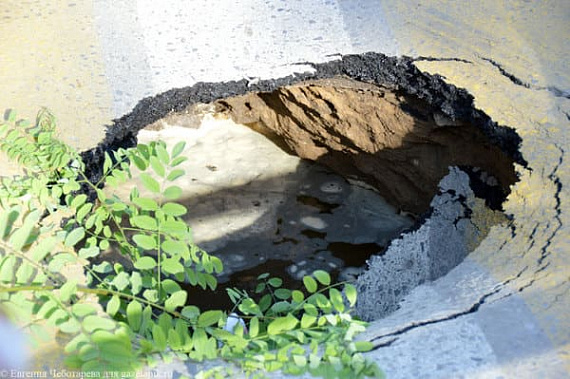 Прямо на «зебре» в Каменск-Шахтинском образовался провал