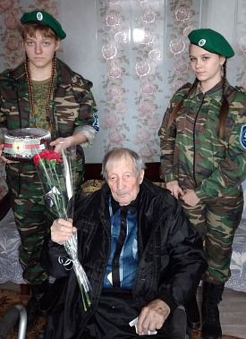 Виктория Павленко и Виктория Ефремова поздравляют Алексея Алексеевича Макаренко