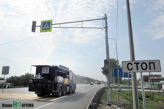 Теперь на трассе стоят знаки и светофор, камеры видеофиксации, оборудован пешеходный переход.