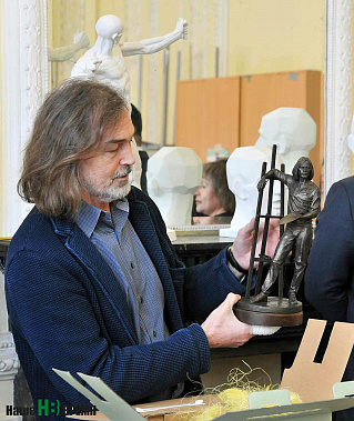 Никас дарит училищу Никаса.