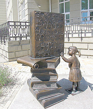 Скульптурная композиция «Юная читательница» перед входом в Библиотеку им. А.П. Чехова  в г. Таганроге. 