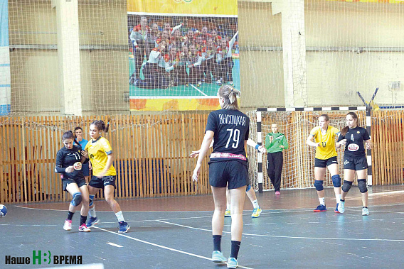 Ростовчанки (темная форма) сумели показать соперницам, кто в зале хозяин.