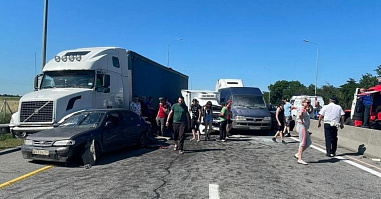 На трассе в Азовском районе 19 человек стали участниками массовой аварии