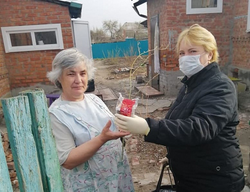 Соцработник из станицы Николаевской Константиновского района Надежда ГОРБАЧЕВА принесла пасхальный кулич своей подопечной Светлане Деминой.