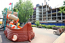 Замок Дракулы и гостиница в парке