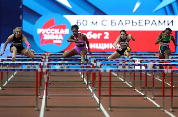 На фото: В. Ратиева - крайняя слева.