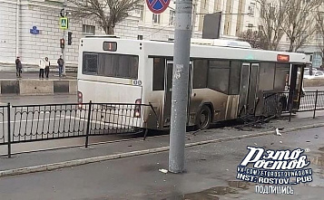 В Ростове на Нагибина автобус врезался в забор и уехал