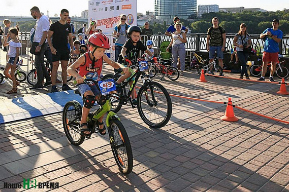 В гонках на велосипедах участвовали дети разного возраста.
