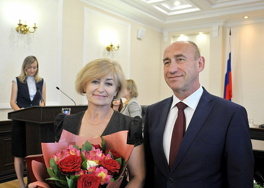 Заместитель губернатора Ростовской области Владимир Крупин вручил комплектовщице швейного цеха ОАО «Донецкая Мануфактура М» Светлане Таранченко медаль «За доблестный труд на благо Донского края» 