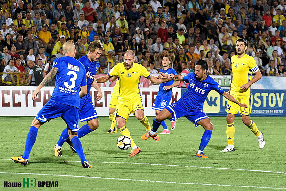 Тимофей Калачев (в центре) открыл счет своим голом в новом сезоне, забив с пенальти в ворота «Динамо».