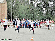 И вышивать, и прыгать с парашютом