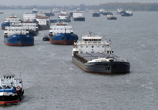 Сильный ветер, выдувший воду из Дона, заставил суда собираться в караваны и ждать у моря погоды. Источник фото: politobzor.net.