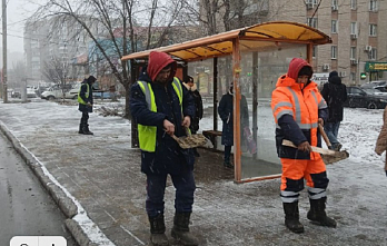 В Ростове на борьбу с последствиями дневного снегопада брошены бригады коммунальщиков и спецтехника