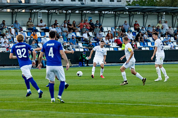 Хозяева (белая форма) атакуют ворота «Факела».