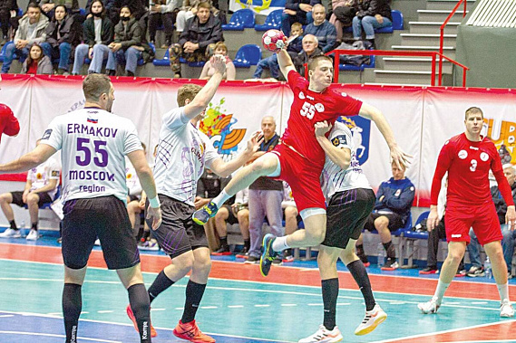 Ворота подмосковных «медведей» атакует Артем АТОЯН. Фото с сайта ГК «Донские казаки – ЮФУ»