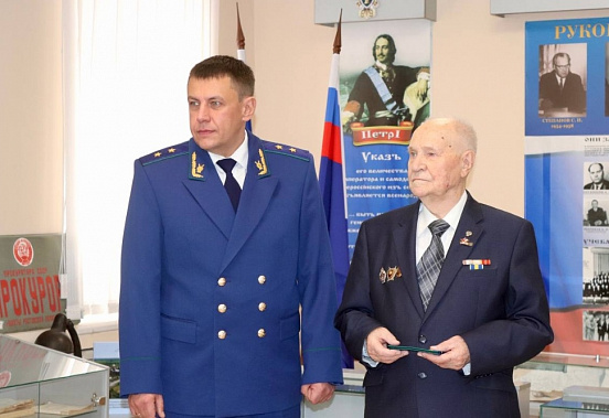Молодым сотрудникам надзорного ведомства Дона присвоили первые классные чины