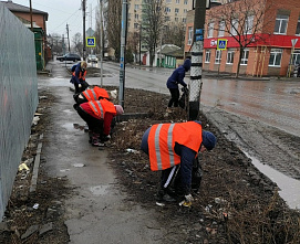 После критики губернатора в Батайске продолжают убирать мусор