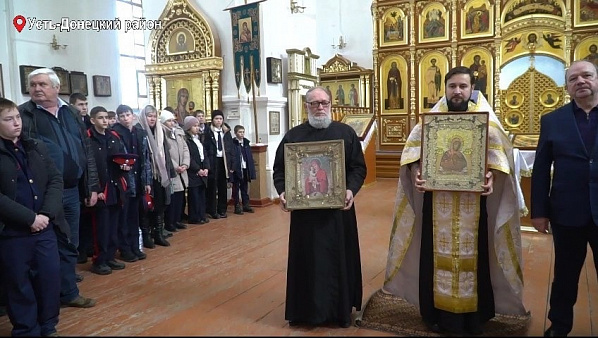 В храм станицы Нижнекундрюченской передали иконы, спасенные на территории ДНР