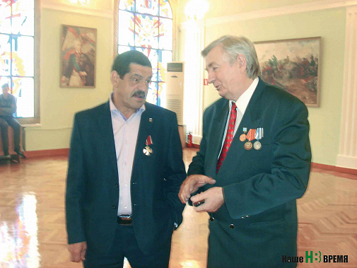 Сергей Киндрат и председатель правления Ростовского областного отделения Российского фонда мира Александр Крахалёв. Сергей Киндрат и председатель правления Ростовского областного отделения Российского фонда мира Александр Крахалёв.