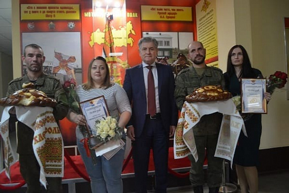 В воинской части Новочеркасска сыграли две свадьбы