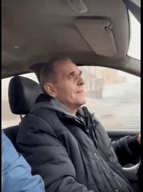 Видео про поющего таксиста в Азове набрало сотню тысяч просмотров